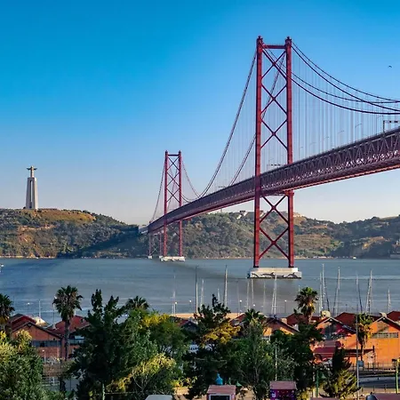 Estrela Modern Flat @ Infante Santo * Lisbon
